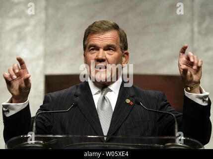 Sec. für Heimatschutz Tom Ridge, Adressen der Eröffnungsfeier der 79. jährlichen amerikanischen roten Kreuz National Convention in America's Center in St. Louis am 21. Mai 2004. (UPI Foto/Rechnung Greenblatt) Stockfoto