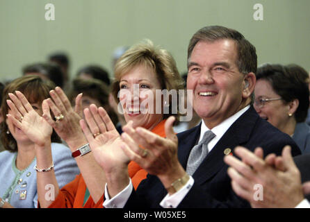 Sec. für Heimatschutz Tom Ridge und Marsh J. Evans, Präsident und CEO des Amerikanischen Roten Kreuzes, genießen Sie die Eröffnungsfeier der 79. jährlichen amerikanischen roten Kreuz National Convention in America's Center in St. Louis am 21. Mai 2004. (UPI Foto/Rechnung Greenblatt) Stockfoto