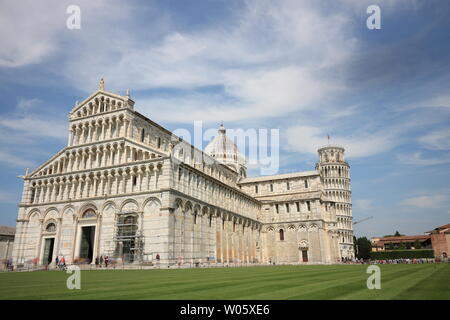 Pisa, Toskana, Italien. 21.06.2019. Piazza dei Miracoli in Pisa. Kathedrale, schiefen Turm von der toskanischen Stadt. Blauer Himmel mit Wolken. Stockfoto