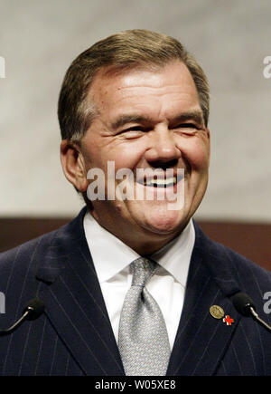 Sec. für Heimatschutz Tom Ridge, teilt einige Erinnerungen an Klebeband mit der Masse während der Eröffnungsfeier der 79. jährlichen amerikanischen roten Kreuz National Convention in America's Center in St. Louis am 21. Mai 2004. (UPI Foto/Rechnung Greenblatt) Stockfoto