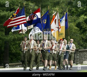 Pfadfinder mit Flaggen führen eine delgation von über 4000 Pfadfinder, Pfadfinder und Tiger Cubs kalihalde eine Zeremonie am Jefferson Barracks Natoinal Friedhof in St. Louis County, Mo am 30. Mai 2004. Die Pfadfinder sammeln auf dem Friedhof für die jährliche Memorial Day', 'Event, wo kleine amerikanische Flaggen auf alle "152 tausend Gräber von kriegstoten platziert sind. (UPI Foto/Rechnung Greenblatt) Stockfoto