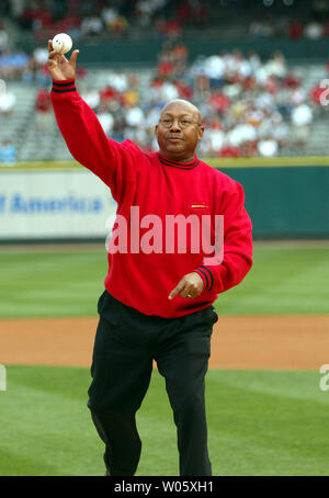 Alphonso Jackson, Sekretär der US-Ministerium für Wohnungsbau und Stadtentwicklung, wirft den ersten Pitch vor dem Houston Astros-St. Louis Cardinals Spiel am Busch Stadium in St. Louis am 5. Juni 2004. (UPI Foto/Rechnung Greenblatt) Stockfoto