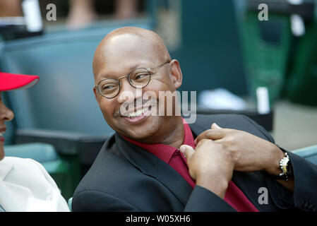 Alphonso Jackson, Sekretär der US-Ministerium für Wohnungsbau und Stadtentwicklung, genießt die Houston Astros-St. Louis Cardinals Spiel am Busch Stadium in St. Louis am 5. Juni 2004. (UPI Foto/Rechnung Greenblatt) Stockfoto