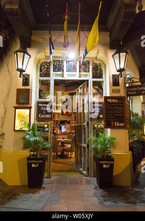 Der offene Eingang in ein Restaurant im angesagten Stadtteil Getsemani in Cartagena, Kolumbien. Stockfoto