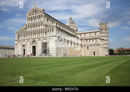 Pisa, Toskana, Italien. 21.06.2019. Piazza dei Miracoli in Pisa. Kathedrale, schiefen Turm von der toskanischen Stadt. Blauer Himmel mit Wolken. Stockfoto