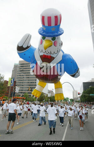 Die Teilnehmer gehen Sie ein Schwimmer unten Markt Straße während der Verhüllte Prophet Parade in der Innenstadt von St. Louis am 3. Juli 2004. Die Parade ist ein Teil der Messe St. Louis Vierte im Juli Fest. (UPI Foto/Rechnung Greenblatt) Stockfoto