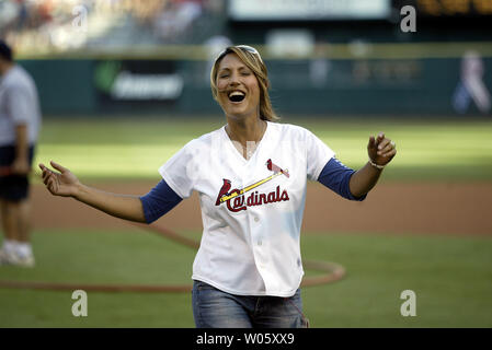 Leeann Tweeden von Fox Sports Net reagiert auf Ihren ersten Pitch geworfen, bevor ein Spiel zwischen den Chicago Cubs und die St. Louis Cardinals am Busch Stadium ni St. Louis am 9. Juli 2004. Tweeden ist in St. Louis Aufnahme Segmente für "den besten verdammten Sport Show" auf dem Fox Sports Network. (UPI Foto/Rechnung Greenblatt) Stockfoto