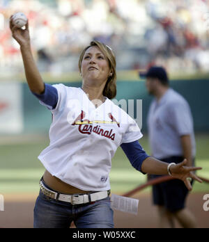 Leeann Tweeden von Fox Sports Net wirft einen ersten Pitch vor einem Spiel zwischen den Chicago Cubs und die St. Louis Cardinals am Busch Stadium ni St. Louis am 9. Juli 2004. Tweeden ist in St. Louis Aufnahme Segmente für "den besten verdammten Sport Show" auf dem Fox Sports Network. (UPI Foto/Rechnung Greenblatt) Stockfoto