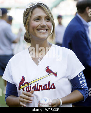 Leeann Tweeden von Fox Sports Net ist der Busch Stadium Menschenmenge vor einem Spiel zwischen den Chicago Cubs und die St. Louis Cardinals am Busch Stadium in St. Louis am 9. Juli 2004 eingeführt. Tweeden ist in St. Louis Aufnahme Segmente für "den besten verdammten Sport Show" auf dem Fox Sports Network. (UPI Foto/Rechnung Greenblatt) Stockfoto
