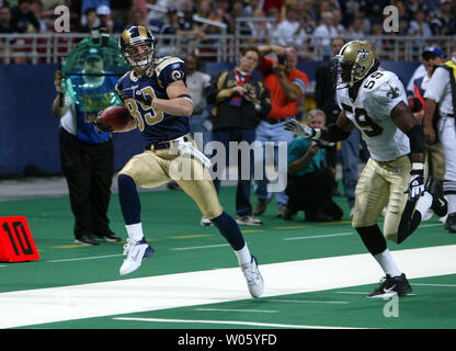 St. Louis Rams Dane Looker tipp Zehen hinunter den Nebenerwerb nach einem 27-Yard-Gewinn vor außerhalb der Grenzen von New Orleans Saints Derrick Rodgers im dritten Quartal gedrückt an der Edward Jones Dome in St. Louis am 26. September 2004. Die Verstärkung der Widder im vierten Quartal, vorwärtsstrebenden Touchdown. (UPI Foto/Rechnung Greenblatt) Stockfoto