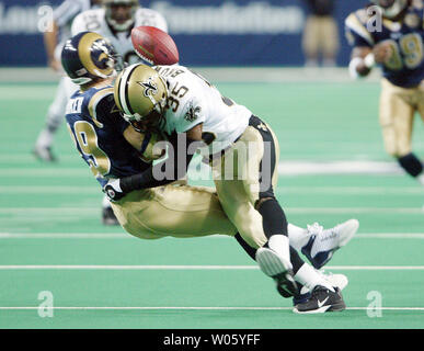 New Orleans Saints Fakhir Braun (35) liefert ein starkes Schlagen nach St. Louis Rams Dane Looker jaring die Fußball-lose im zweiten Quartal an der Edward Jones Dome in St. Louis am 26. September 2004. (UPI Foto/Rechnung Greenblatt) Stockfoto