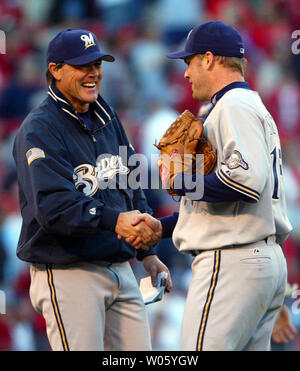 Milwaukee Brewers Manager Ned Yost (L) schüttelt die Hand des Kruges Ben Sheets nach einem Sieg gegen die St. Louis Cardinals 5-1 am Busch Stadium in St. Louis am 2. Oktober 2004. Blätter schlug heraus 11 Kardinal zerschlägt und gab acht Erfolge in seinen 12. Sieg in der Saison. (UPI Foto/Rechnung Greenblatt) Stockfoto