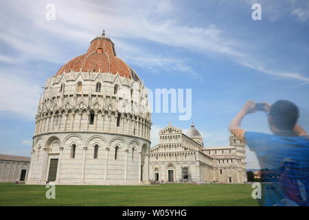 Pisa, Toskana, Italien. 21.06.2019. Piazza dei Miracoli in Pisa. Menschen fotografieren mit Smartphone der Denkmäler und der Schiefe Turm. Stockfoto