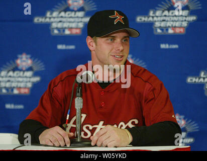 Houston Astros Krug Brandon zurücke Antworten ein Reporter während einer Konferenz prress am Busch Stadium in St. Louis am 12. Oktober 2004 Frage. Backe beginnt für Houston in Spiel eins der National League Championship Series mit den St. Louis Cardinals am 13. Oktober. (UPI Foto/Rechnung Greenblatt) Stockfoto