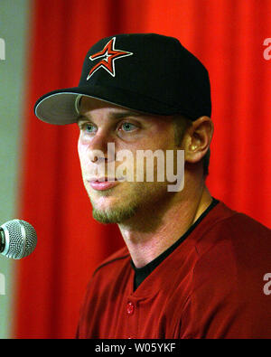 Houston Astros Krug Brandon zurücke Antworten ein Reporter während einer Konferenz prress am Busch Stadium in St. Louis am 12. Oktober 2004 Frage. Backe beginnt für Houston in Spiel eins der National League Championship Series mit den St. Louis Cardinals am 13. Oktober. (UPI Foto/Rechnung Greenblatt) Stockfoto