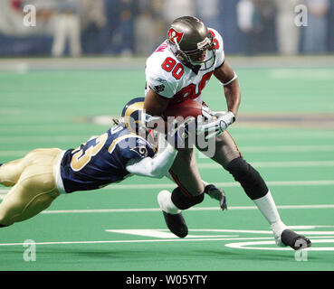 St. Louis Rams Jerametrius Butler macht einen Fliegen auf Tampa Bay Buccaneers Michael Clayton im ersten Quartal an der Edward Jones Dome in St. Louis am 18. Oktober 2004. (UPI Foto/Rechnung Greenblatt) Stockfoto