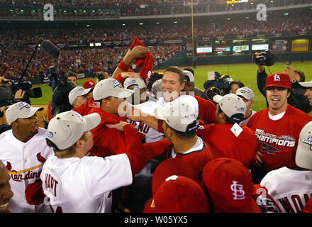 Die Mitglieder der St. Louis Cardinals Feiern im linken Feld nach dem Gewinn der nationalen Meisterschaft und besiegte die Houston Astros 5-2 am Busch Stadium in St. Louis am 21. Oktober 2004. St. Louis wird jetzt die Boston Red Sox in die World Series. (UPI Foto/Rechnung Greenblatt) Stockfoto