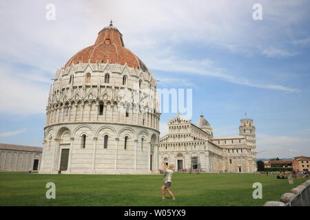 Pisa, Toskana, Italien. 21.06.2019. Piazza dei Miracoli in Pisa. Menschen fotografieren der Denkmäler und der Schiefe Turm. Stockfoto