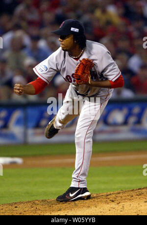 Boston Red Sox Pitcher Pedro Martinez liefert einen Pitch auf die St. Louis Cardinals in Spiel 3 der World Series am Busch Stadium in St. Louis am 26. Oktober 2004. Martinez Hielt die Kardinäle scoreless Pitching sieben Innings und drei Treffer. Boston gewann das Spiel 4-1 und führt St. Louis 3-0 in der Serie. (UPI Foto/Rechnung Greenblatt) Stockfoto