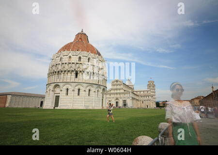 Pisa, Toskana, Italien. 21.06.2019. Piazza dei Miracoli in Pisa. Menschen fotografieren der Denkmäler und der Schiefe Turm. Stockfoto