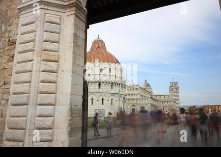 Pisa, Toskana, Italien. 21.06.2019. Piazza dei Miracoli in Pisa von einer Tür der Stadtmauer zu sehen. Der Turm und die Kathedrale kann aus der whi gesehen werden. Stockfoto