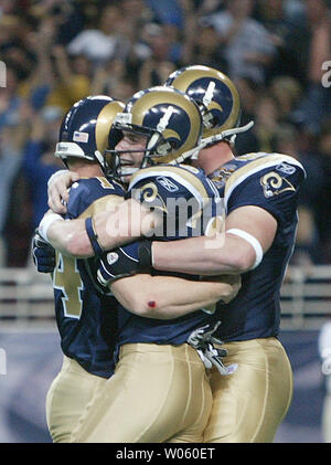 St. Louis Rams Dane Looker (C) und Cam Cleeland (R) feiern mit Kicker Jeff Wilkins nach Wilkins die gewinnenden Feld Ziel gegen die New York Jets in den überstunden an der Edward Jones Dome in St. Louis am 2. Januar 2004 tritt. St. Louis gewann das Spiel 32-29. (UPI Foto/Rechnung Greenblatt) Stockfoto