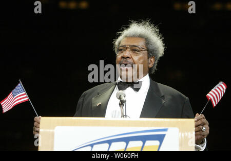Kampf promoter Don King Wellen amerikanische Flaggen während der Einführung undisputed World Welterweight Champion Cory Spinks und Zab Judah während einer Pressekonferenz auf der Savvis Center in St. Louis am 4. Januar 2005. Die beiden werden in St. Louis für einen Kampf am 5. Februar. (UPI Foto/Rechnung Greenblatt) Stockfoto