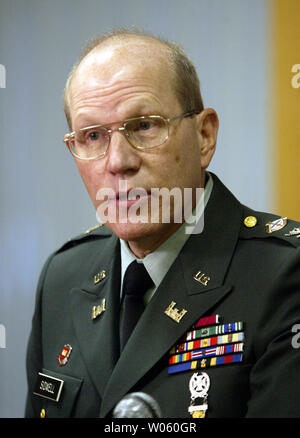 Oberst König E. Sidwell im Gespräch mit Reportern nach der Nominierung von Mo. reg. Matt Blunt an der Position der Adjutant General von der Missouri National Guard in St. Louis am 12. Januar 2005 füllen. Als Adjutant General, Sidwell wird dem Befehl des staatlichen Armee und Air National Guard. Sidwell, 54, ist derzeit ein Rechtsanwalt in Sikeston, MO und bringt 30 Jahre der Auftrag, der an das Amt. (UPI Foto/Rechnung Greenblatt) Stockfoto