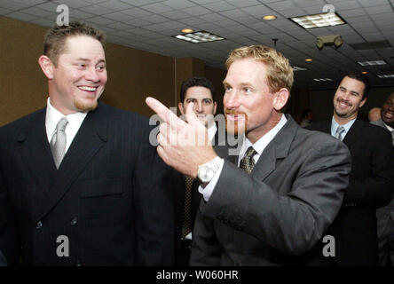 Ehemalige St. Louis Cardinals Krug Woody Williams Witze mit einigen seiner Kolleginnen und Kollegen vor Beginn der St. Louis Basaeball Schriftsteller Abendessen im Millennium Hotel St. Louis am 18. Januar 2005. Williams wird San Diego seine Heimat, Rückkehr zu den Padres für die Saison 2005. Mit Williams ist Kardinäle Krüge (L, R) Jason Isringhausen, Jason Marquis und Jeff Suppan. (UPI Foto/Rechnung Greenblatt) Stockfoto