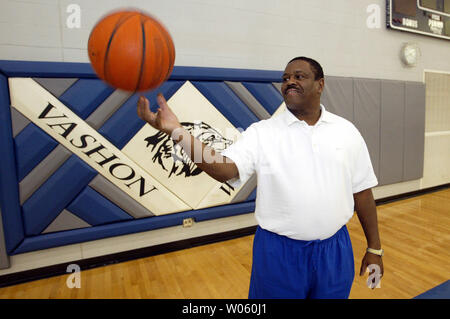 Hauptbasketballtrainer Floyd Eisen wirft einen Basketball nach seinem Vashon Basketballmannschaft Jungen lernen wurde #1 in den Vereinigten Staaten von Amerika von USA Today geordnet, in St. Louis am 25. Januar 2005. Vashon High School gewann die Meisterschaft der letzten Saison und ist 17-0 dieses Jahr. (UPI Foto/Rechnung Greenblatt) Stockfoto