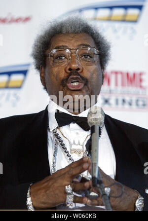 Kampf promoter Don King unterhält Reporter während einer Pressekonferenz in der Savvis Center in St. Louis am 3. Februar 2005. Welterweight champion Cory Spinks und Herausforderer Zab Judah wird am 5. Februar kämpfen vor einem soldout Masse von über 22 Tausend. Veranstalter sagen diese Veranstaltung wird die höchste zahlende anwesend sein und die größte Masse für einen Boxkampf zu einem Indoor Arena in der Geschichte. (UPI Foto/Rechnung Greenblatt) Stockfoto