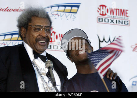 Kampf promoter Don King (L) steht mit unbestrittenen World Welterweight Champion Cory Spinks, als er Wellen eine amerikanische Flagge während einer Pressekonferenz auf der Savvis Center in St. Louis am 3. Februar 2005. Spinks kämpfen wird Challenger Zab Judah am 5. Februar vor einem soldout Masse von über 22 Tausend. Veranstalter sagen diese Veranstaltung wird die höchste zahlende anwesend sein und die größte Masse für einen Boxkampf zu einem Indoor Arena in der Geschichte. (UPI Foto/Rechnung Greenblatt) Stockfoto