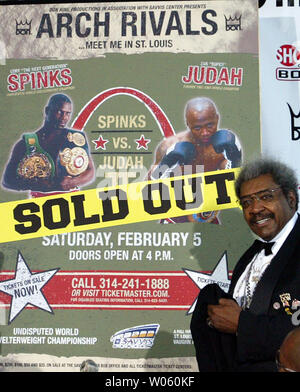 Kampf promoter Don King steht vor einem Plakat für die kommende Welterweight Champion Kampf zwischen Meister Cory Spinks und Herausforderer Zab Judah während einer Pressekonferenz auf der "avvis Zentrum in St. Louis am 3. Februar 2005. Die beiden werden am 5. Februar kämpfen vor einem soldout Masse von über 22 Tausend. Veranstalter sagen diese Veranstaltung wird die höchste zahlende anwesend sein und die größte Masse für einen Boxkampf zu einem Indoor Arena in der Geschichte. (UPI Foto/Rechnung Greenblatt) Stockfoto