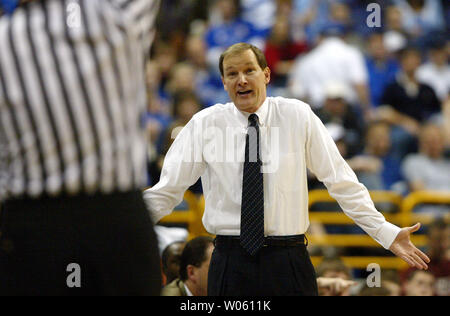 Der Creighton Universität Hauptbasketballtrainer Dana Altman blickt in die Beamten für eine Erklärung in der ersten Hälfte gegen die Wichita State University während der Missouri Valley Conference Turnier Spiel am Savvis Center in St. Louis am 6. März 2005. (UPI Foto/Rechnung Greenblatt) Stockfoto