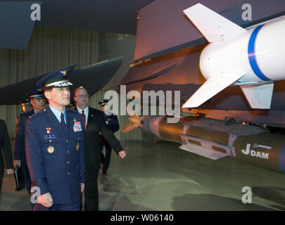 General Lee Han-Ho, Stabschef, Republik Korea Air Force, Erhebungen die erste F-15 K gebaut für Südkorea von der Boeing Aircraft Company in St. Louis am 16. März 2005 die Bestellung von 40 neuen Long-range, multi-role Fighter sollen 1000 Arbeitsplätze in der St. Louis Bereich für die kommenden Jahre sicherzustellen. (UPI Foto/BG/Boeing Aircraft Company) Stockfoto