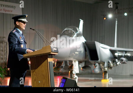 General Lee Han-Ho, Stabschef, Republik Korea Air Force, Adressen die Menge, als die ersten F-15K für Südkorea durch die Boeing Company in St. Louis am 16. März 2005 gerollt wird die Bestellung von 40 neuen Long-range, multi-role Fighter wird sichergestellt, 1000 Arbeitsplätze in der St. Louis Bereich für die kommenden Jahre. (UPI Foto/BG/Boeing Aircraft Company) Stockfoto