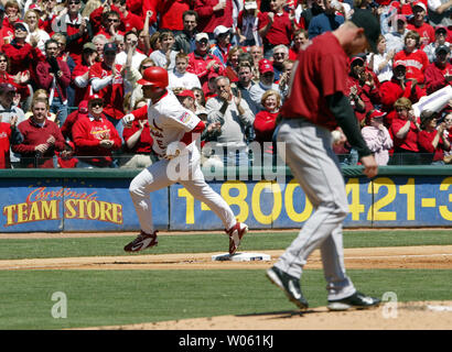 St. Louis Cardinals Albert Pujols runden dritten Base mit seinem fünften homerun der Saison als Houston Astros Krug Brandon Zurücke tritt die Gummi im ersten Inning am Busch Stadium in St. Louis am 24. April 2005. Pujols' Homer war Teil von vier, sechs ersten Inning schlug. (UPI Foto/Rechnung Greenblatt) Stockfoto