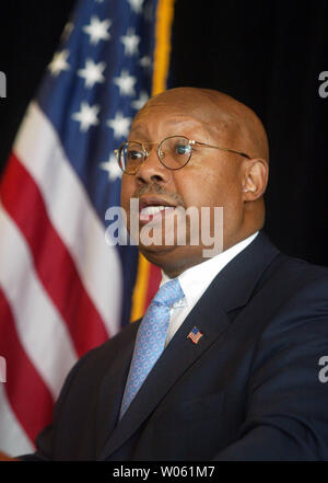 Us-Staatssekretär für Wohnungswesen und Stadtentwicklung Alphonso Jackson spricht zur Unterstützung von Präsident Bushs Reform der sozialen Sicherheit in St. Louis am 27. April 2005. (UPI Foto/Rechnung Greenblatt) Stockfoto
