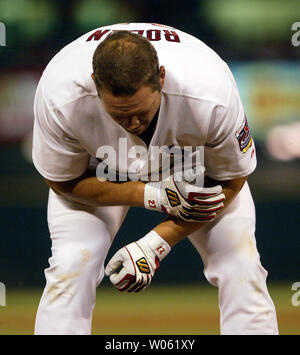 St. Louis Cardinals dritter Basisspieler Scott Rolen packt seine Schulter nach einer Kollision mit Los Angeles Dodgers erste Basisspieler Hee Seop Choi im fünften Inning am Busch Stadium in St. Louis am 10. Mai 2005 verlassen. Rolen ließ das Spiel mit einem gequetschten Schulter. (UPI Foto/Rechnung Greenblatt) Stockfoto