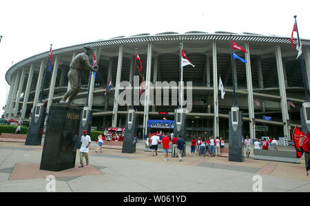 Fans trickle Vergangenheit der Stan Musial statue Busch Stadium zu Geben Sie die Los Angeles Dodgers zu beobachten und die St. Louis Cardinals spielen ihr letztes Spiel zusammen an diesem Standort auf seiner 39. Geburtstag in St. Louis am 12. Mai 2005. Zeremonien sind auf dem Feld geplant Das erste Spiel in diesem Stadion gegen die Atlanta Braves am 12. Mai 1966 zu commerate, als mit dem Bau der neuen Busch Stadium nebenan weiter. (UPI Foto/Rechnung Greenblatt) Stockfoto