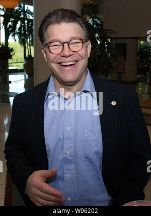 Emmy-Award ausgezeichneten TV-Autor und Air America Radio host Al Franken hält für ein Foto auf dem Weg zum nationalen Konferenz für Reform der Medien im Millennium Hotel St. Louis am 14. Mai 2005. (UPI Foto/Rechnung Greenblatt) Stockfoto