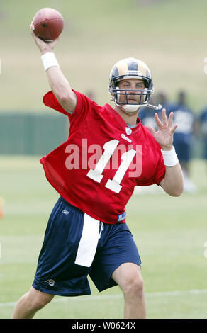 St. Louis Rams quarterback Jamie Martin rollt heraus, als er am ersten Tag der obligatorischen mini Camp im Team Praxis in Earth City, MO wirft am 3. Juni 2005. (UPI Foto/Rechnung Greenblatt) Stockfoto