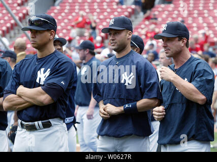 New York Yankees, (L, R) Alex Rodriguez, Derek Jeter und Tino Martinez beobachten Sie die St. Louis Cardinals ihre schlagende Praxis am Busch Stadium in St. Louis Ende Juni 10,2005. (UPI Foto/Rechnung Greenblatt Stockfoto
