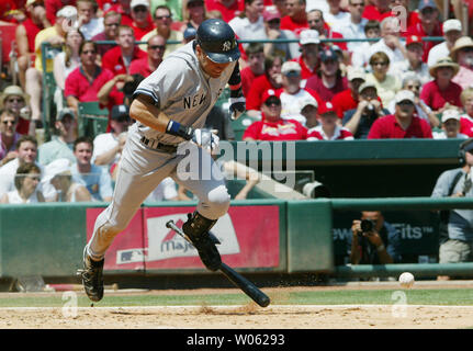 New York Yankees Derek Jeter Reisen über seinen Hieb während einem Bauch Versuch gegen die St. Louis Cardinals im fünften Inning am Busch Stadium in St. Louis am 12. Juni 2005. Jeter wurde nach Karten catcher Yadier Molina den Ball zur ersten warf. (UPI Foto/Rechnung Greenblatt) Stockfoto