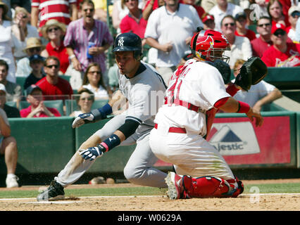 New York Yankees Derek Jeter schleicht um St. Louis Cardinals Yadier Molina zur Kerbe im siebten Inning am Busch Stadium in St. Louis am 12. Juni 2005. Jeter war in der Lage, basierend auf der zweiten Unterseite auf einem Doppelten von Hideki Matsui. (UPI Foto/Rechnung Greenblatt) Stockfoto