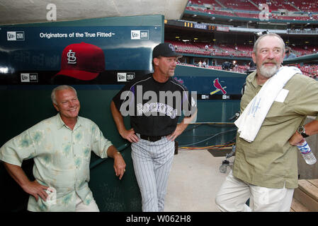 Ehemalige St. Louis Cardinals Krüge (L, R) Bob Forsch, Jamie Verschrobenheit und Bruce Sutter teilen Geschichten vor einem Spiel zwischen der Colorado Rockies und die St. Louis Cardinals am Busch Stadium in St. Louis am 30. Juni 2005. (UPI Foto/Rechnung Greenblatt) Stockfoto