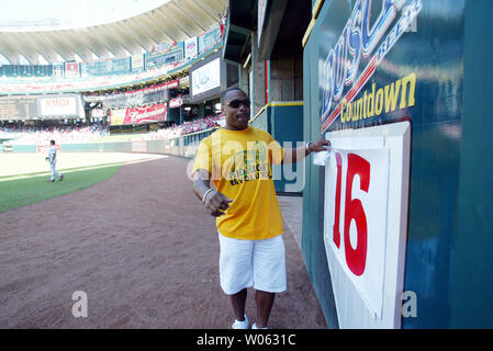 Ehemalige St. Louis Cardiinals outfielder und Busch Stadium homerun Führer Ray Lankford zieht seine alte Nummer 16 von den Rightfield Wand während eines Spiels zwischen den San Francisco Giants und die St. Louis Cardinals am Busch Stadium in St. Louis am 21. August 2005. Nach dem heutigen Spiel nur 15 Spiele bleiben in der aktuellen Busch Stadium. (UPI Foto/Rechnung Greenblatt) Stockfoto