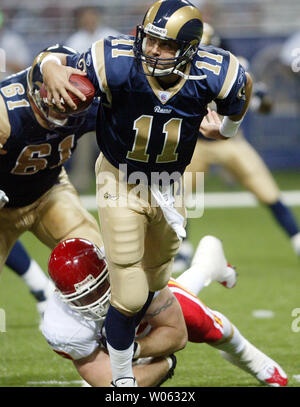 St. Louis Rams quarterback Jamie Martin ist gebunden und sacked durch Kansas City Chiefs Jared Allen für einen 6-Yard-Verlust im ersten Quartal auf dem Edward Jones Dome in St. Louis am 2. September 2005. (UPI Foto/Rechnung Greenblatt) Stockfoto