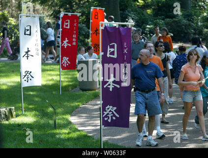 Die Besucher der Missouri Botanical Gardens vorbei an den bunten Bannern während der japanischen Festival in St. Louis am 4. September 2005. Die vier Tag Feier der japanischen Erbe umfasst eine große Vielfalt an Essen, Kunst und Musik. (UPI Foto/Rechnung Greenblatt) Stockfoto