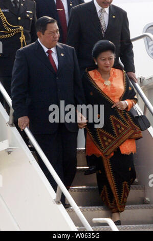Indonesische Präsident Susilo Bambang Yudhoyono decends die Treppe hinunter mit Frau Kristiani Herawati als er Lambert-St ankommt. Louis International Airport auf St. Louis am 11. September 2005. Yudhoyono, 1991 Absolvent der Webster University in St. Louis einen honory Doktor der Rechte an der Schule zu erhalten. (UPI Foto/Rechnung Greenblatt) Stockfoto